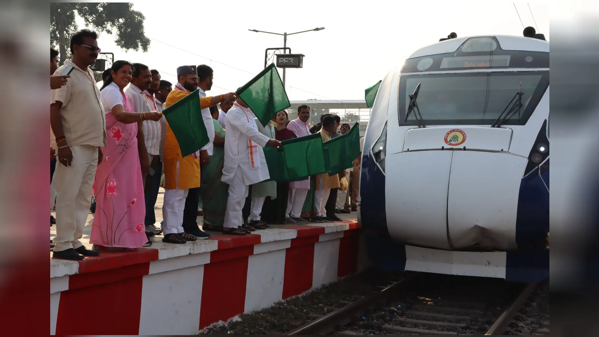 UP News: शाहजहांपुर स्टेशन पर रुकी वंदेभारत एक्सप्रेस, पहले ही दिन 7 मिनट पहले पहुंची तो यात्रियों के खिले चेहरे