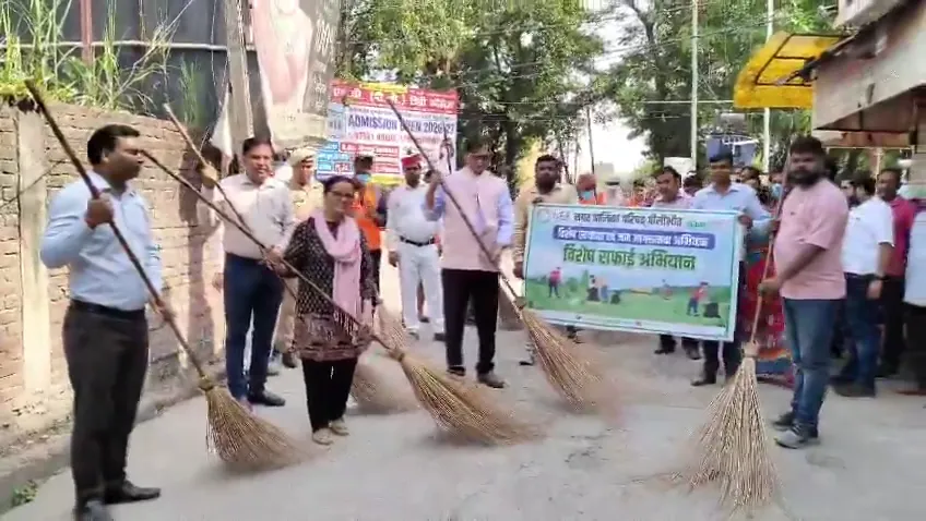पीलीभीत में योग दिवस से पहले स्वच्छता अभियान
