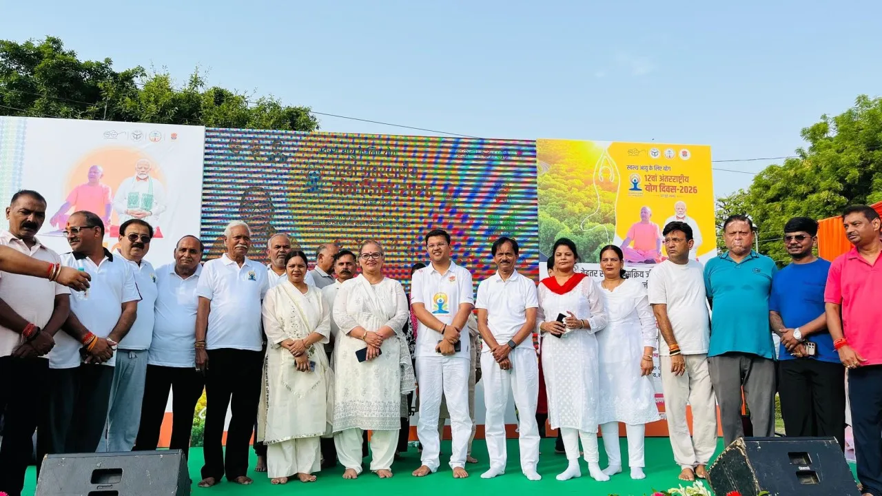 अंतरराष्ट्रीय योग दिवस पर लखनऊ नगर निगम मुख्यालय पर सामूहिक योगाभ्यास (1)