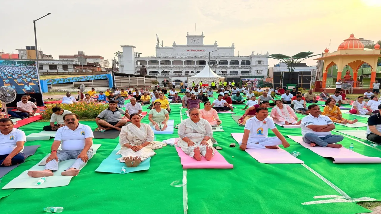 अंतरराष्ट्रीय योग दिवस पर लखनऊ नगर निगम मुख्यालय पर सामूहिक योगाभ्यास (2)