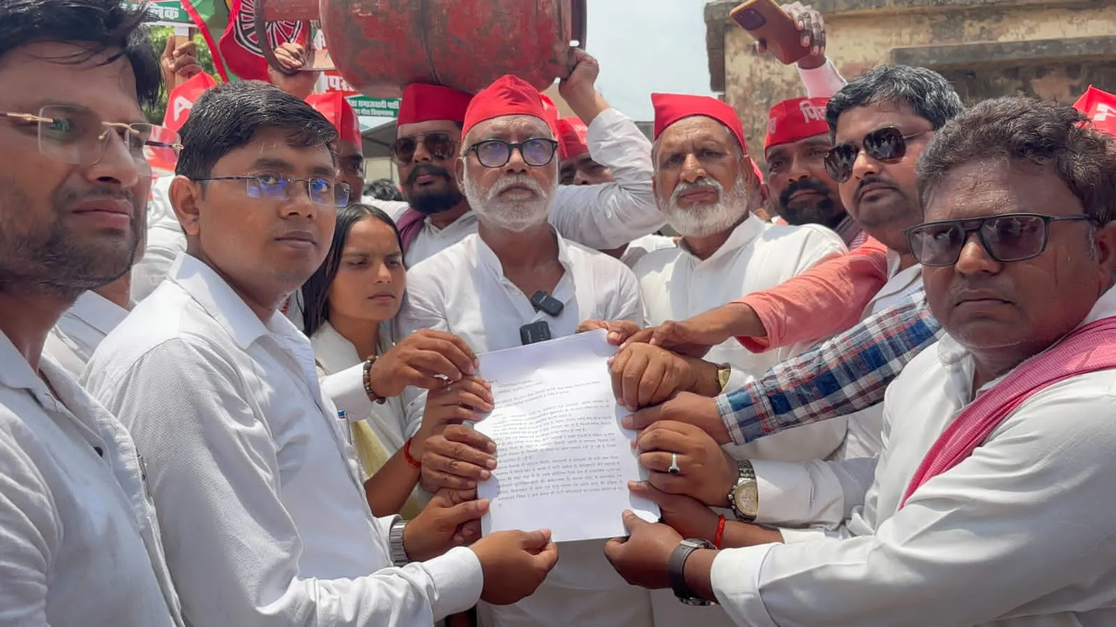 गोंडा में महंगाई के खिलाफ सपा का प्रदर्शन (2)