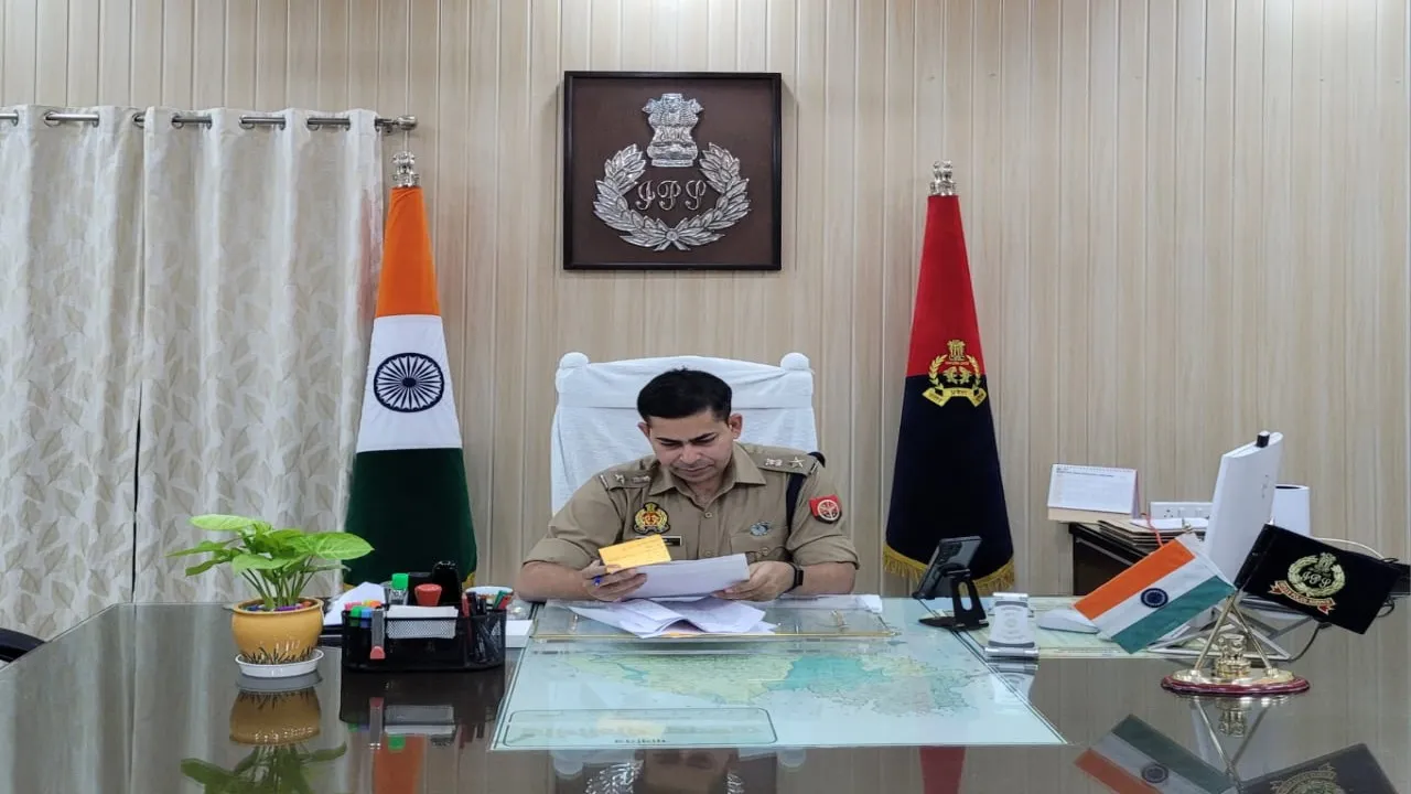 पीलीभीत में दरोगा समेत 13 पुलिसकर्मी और दो स्वीपर निलंबित