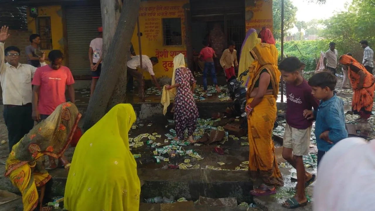 Pilibhit News: पीलीभीत में शराब की दुकान के खिलाफ महिलाओं का प्रदर्शन, सड़क पर फोड़ीं दारू की बोतलें