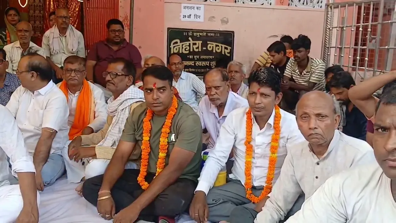 Ballia News:  बलिया में शराब की दुकानों के खिलाफ आंदोलन, बेदुआ मोहल्ले में अनिश्चितकालीन भूख हड़ताल