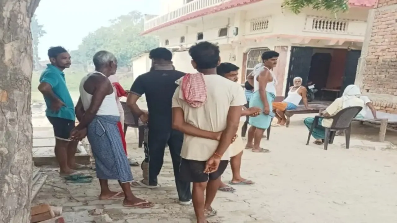 बलिया सड़क हादसा: अज्ञात वाहन की टक्कर से बाइक सवार दो युवकों की मौत, परिवारों में मचा कोहराम