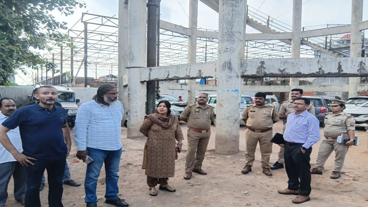 Barabanki News: बाराबंकी के देवा दरगाह पार्किंग में अवैध वसूली की जांच, निरीक्षण में पानी की टंकी परिसर में मिले वाहन