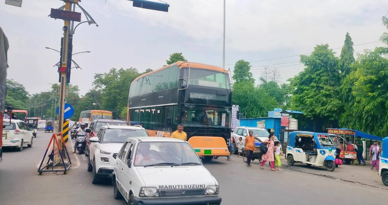 बाराबंकी को मिली एसी डबल डेकर बस सेवा की सौगात