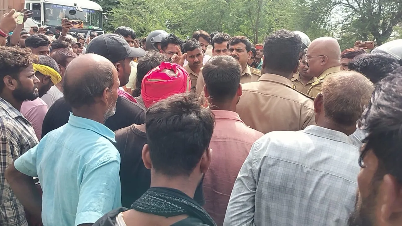 बाराबंकी में पॉलिटेक्निक छात्र की मौत पर बवाल (2)