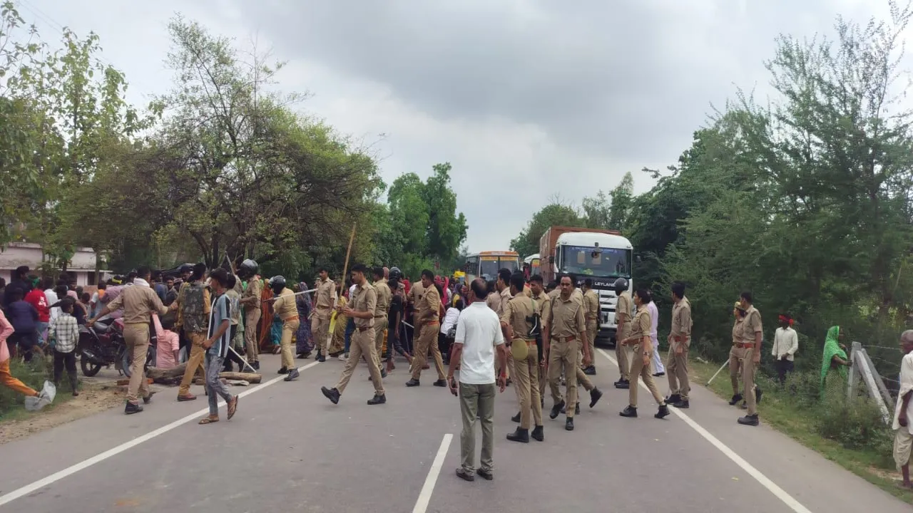 बाराबंकी में पॉलिटेक्निक छात्र की मौत पर बवाल:  हाईवे जाम कर ग्रामीणों का पुलिस पर पथराव, SHO बेहोश होकर गिरे