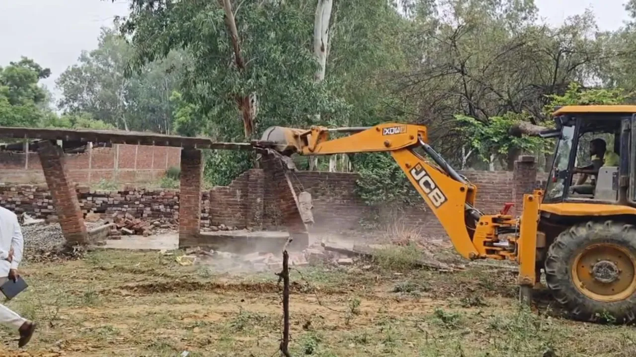 Barabanki News: बाराबंकी में मरघट की जमीन पर बन रही मजार का निर्माण हटाया, जेसीबी से ध्वस्त किए पिलर