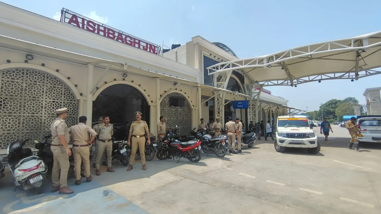 लखनऊ ऐशबाग स्टेशन पर बम की अफवाह (3)
