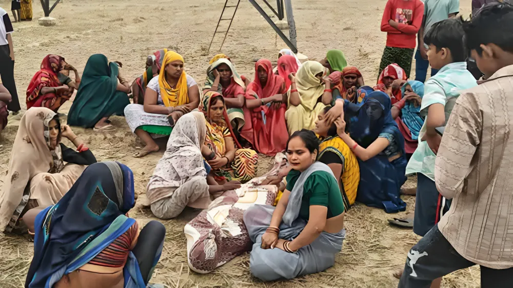Lucknow News: लखनऊ में 20 वर्षीय युवक का शव हाईटेंशन खंभे से लटका मिला, मोहनलालगंज में जांच में जुटी पुलिस