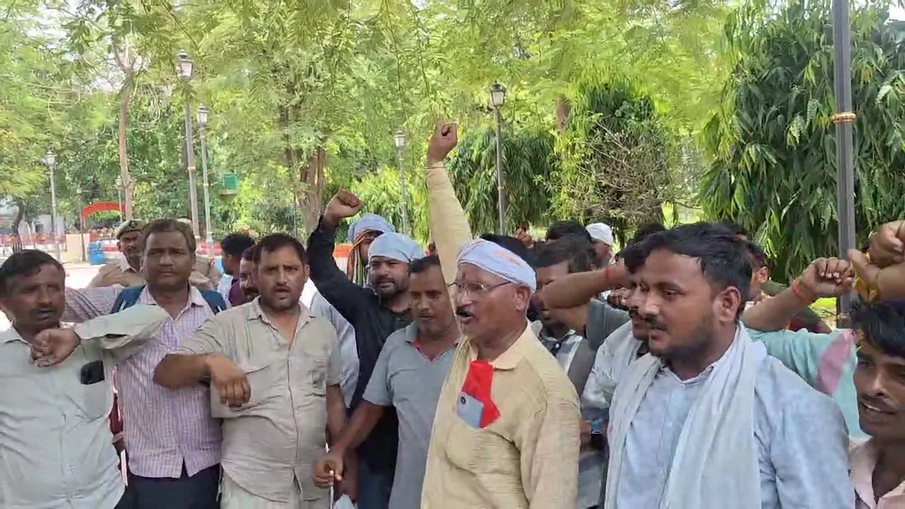 लखनऊ में सिटी ट्रांसपोर्ट के संविदा परिचालकों का प्रदर्शन (1)