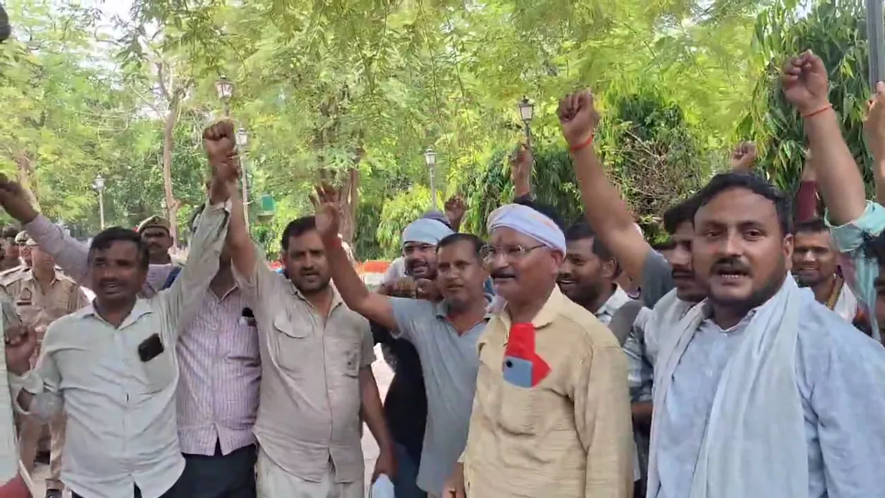  Lucknow News:  लखनऊ में सिटी ट्रांसपोर्ट के संविदा परिचालकों का प्रदर्शन, निजी फर्म में समायोजन का विरोध