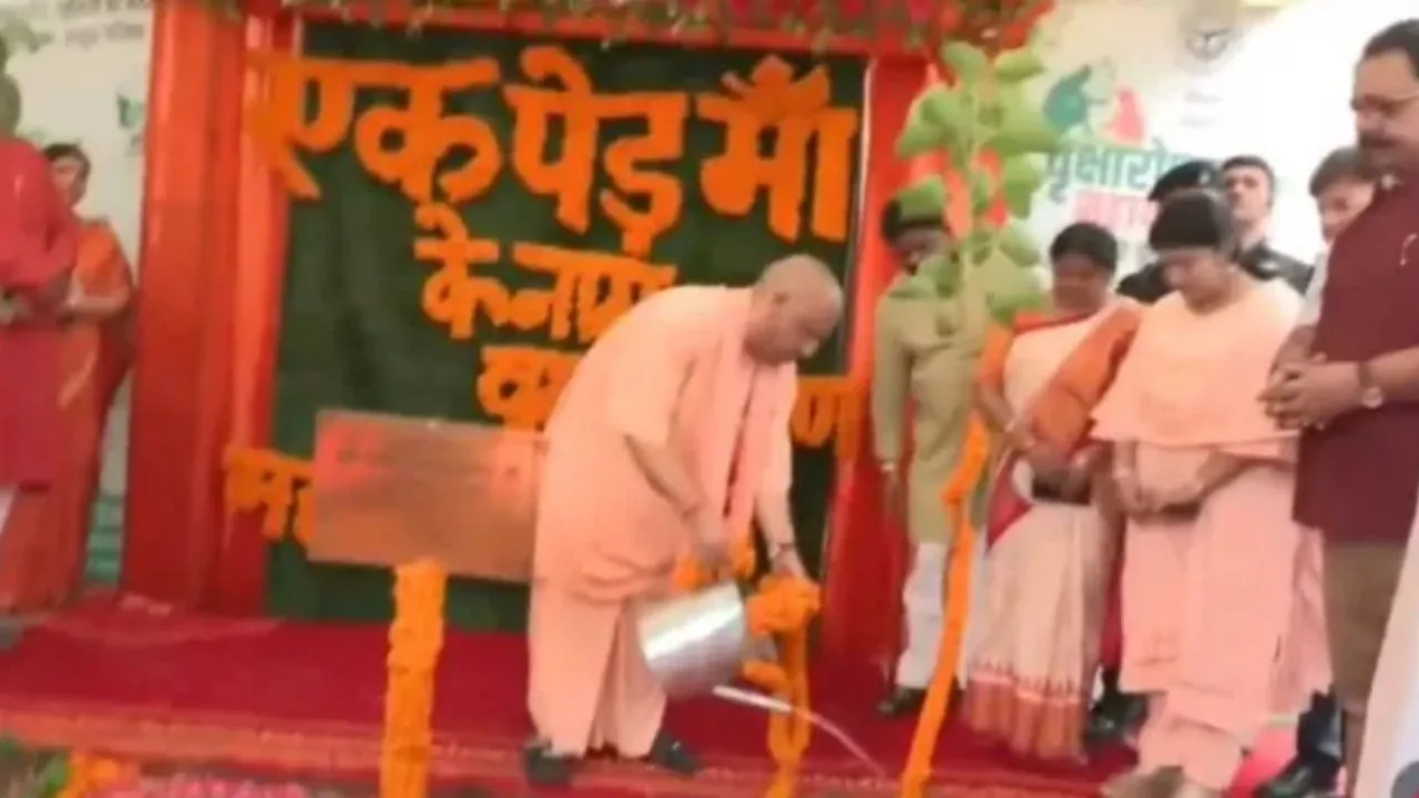 Green UP : 'एक पेड़ मां के नाम', मुख्यमंत्री ने गोरखपुर से किया वृक्षारोपण महायज्ञ का शुभारंभ, एक दिन में लगाएंगे 35 करोड़ पौधे