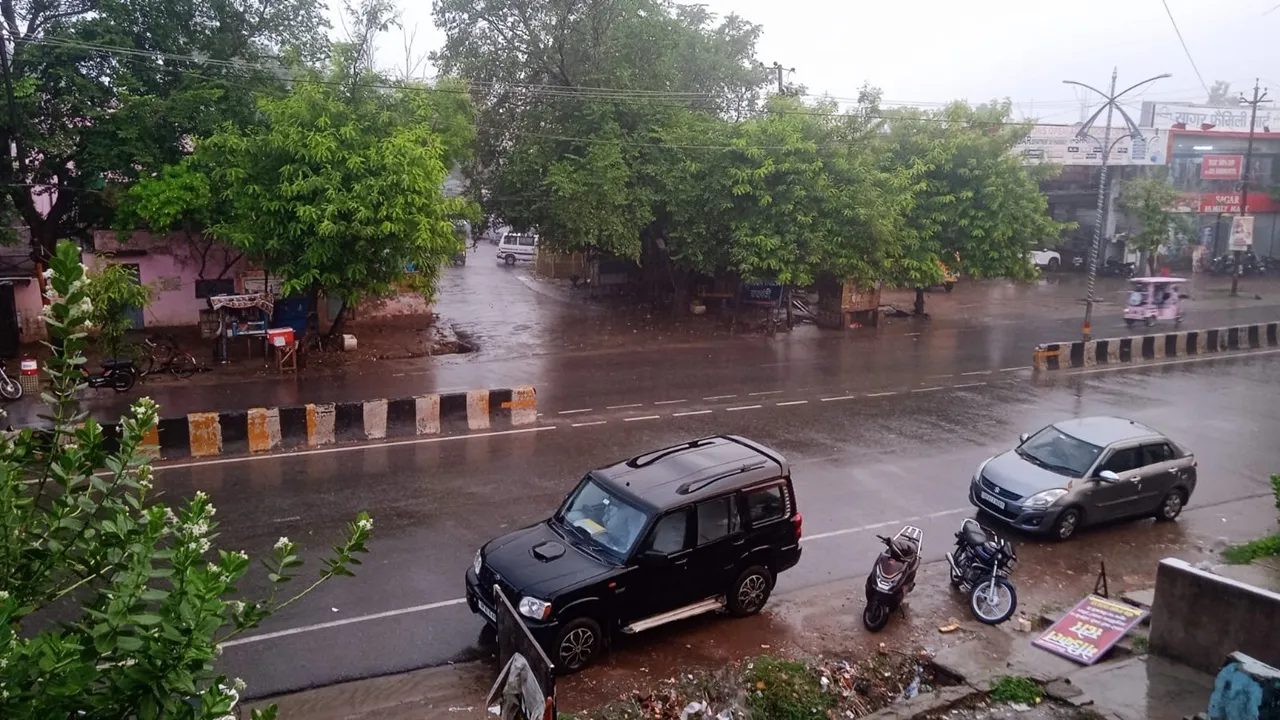 Barabanki Weather News : झमाझम बारिश से खिल उठे किसानों के चेहरे, धान की रोपाई में आई तेजी