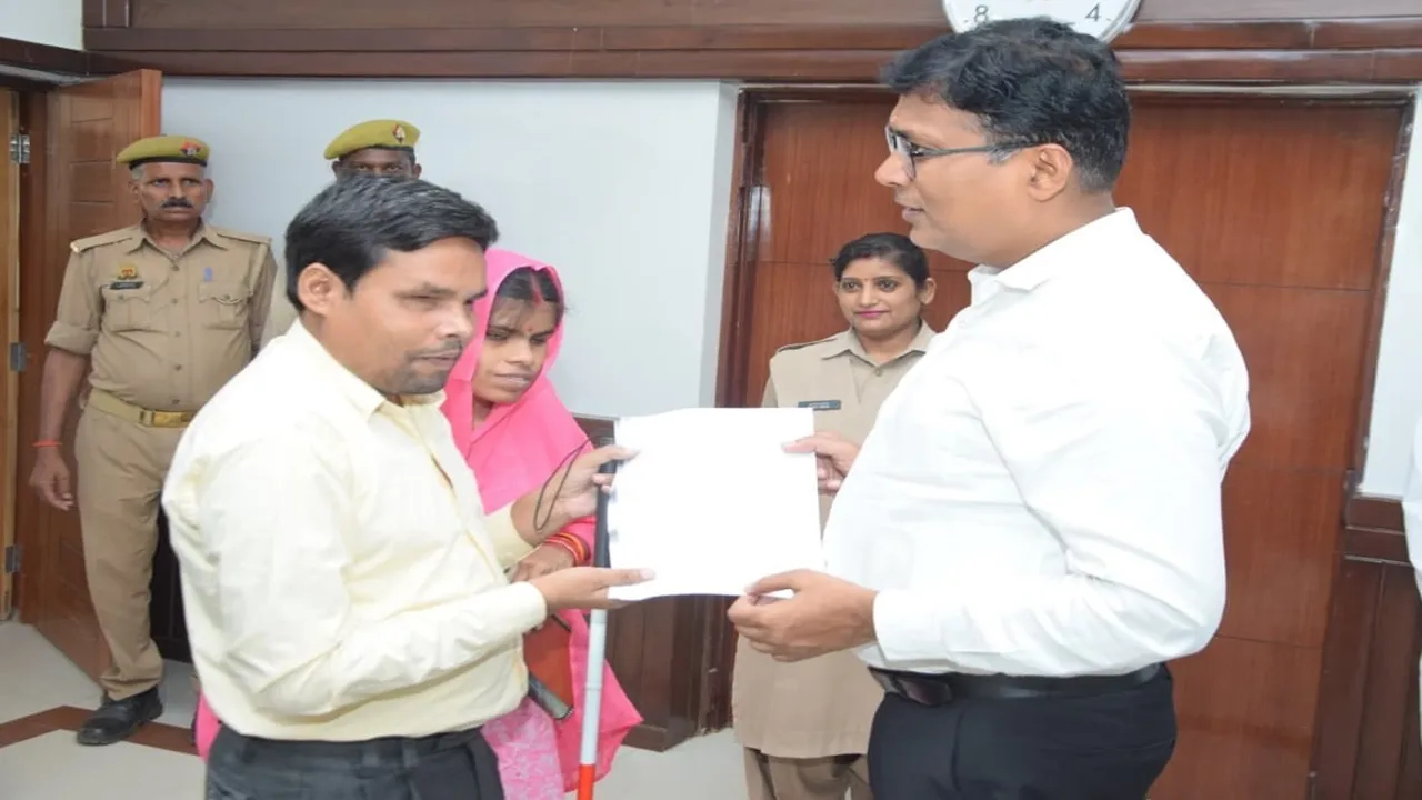 Lakhimpur Kheri News : जनता दर्शन में नेत्रहीन दंपती को मिली बड़ी राहत, डीएम ने तत्काल बनवाया अंत्योदय राशन कार्ड