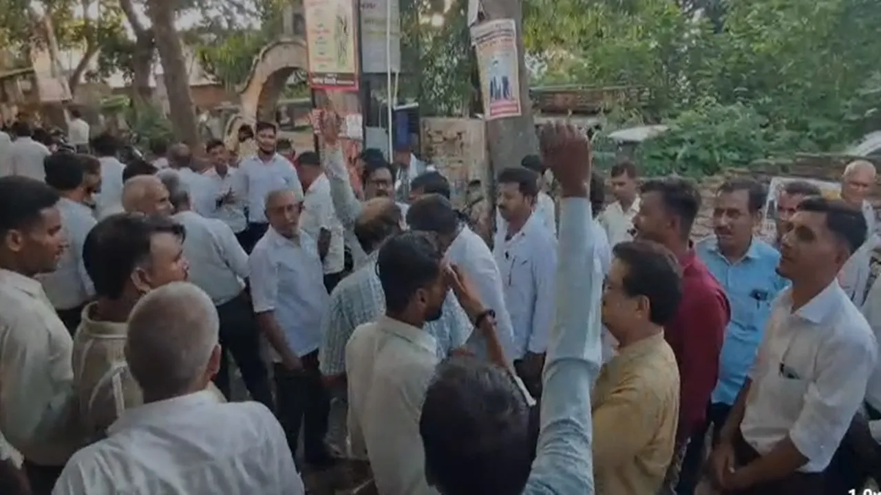 Hardoi News : शाहाबाद में महिला लेखपाल ने SDM पर छेड़छाड़ का लगाया आरोप, कोतवाली में तहरीर, वकीलों का प्रदर्शन