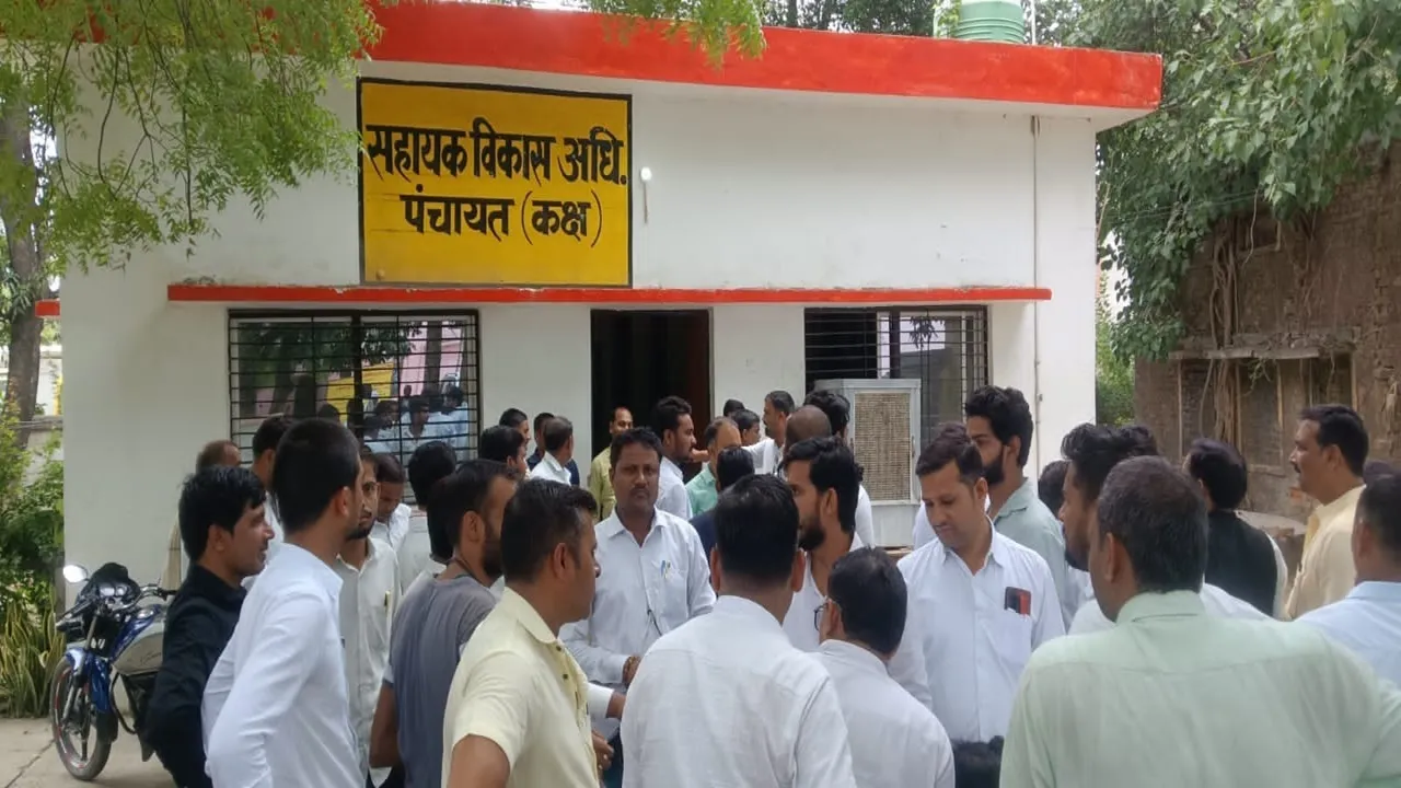 Barabanki News : परिवार रजिस्टर की नकल को लेकर हैदरगढ़ ब्लॉक में हंगामा, वकीलों के पहुंचते ही जारी हुआ प्रमाणपत्र