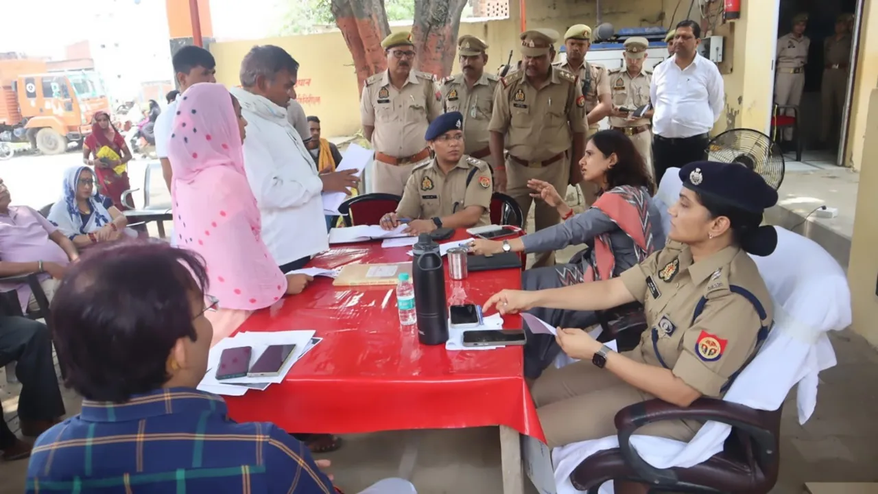 Farrukhabad News : समाधान दिवस पर लेखपाल निलंबित, भूमि विवाद मामले में डीएम ने की कार्रवाई, कहा- लापरवाही कतई क्षम्य नहीं