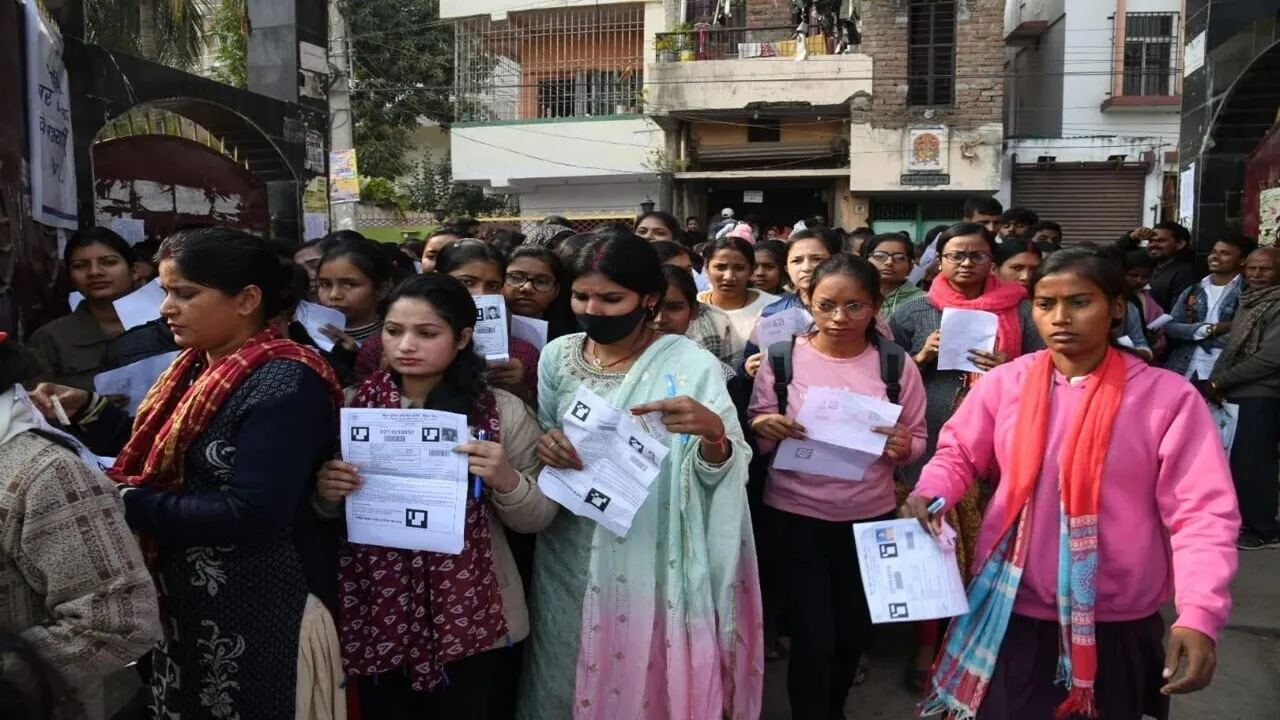 Bihar SI Prohibition Exam 2026 : ब्लूटूथ से नकल की कोशिश नाकाम, 38 जिलों के 515 केंद्रों पर हुई परीक्षा, दो बायोमेट्रिक कर्मी भी पकड़े गए