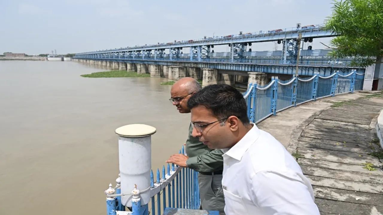 Kanpur News : गहरे पानी में स्नान न करें.. खतरे के निशान के करीब गंगा का जलस्तर, परमट, अटल समेत कई घाटों पर लगे चेतावनी संकेतक