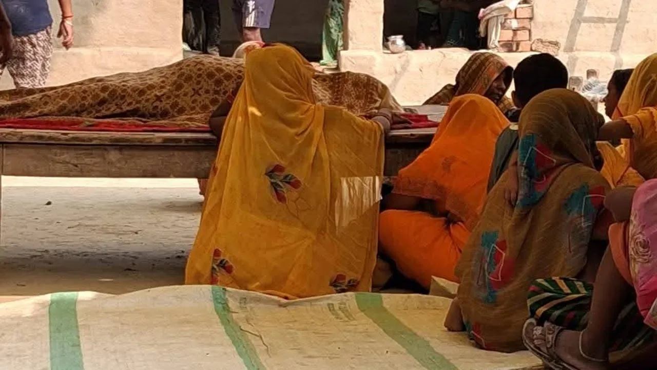 Amethi News : घर के बाहर छप्पर में फंदे से लटका मिला अधेड़ का शव, पारिवारिक विवाद से थे परेशान