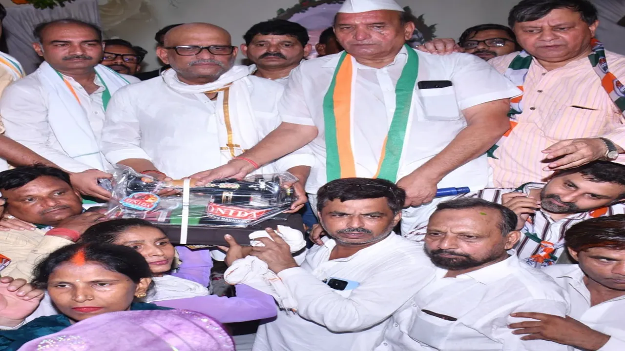 कानपुर में बोले अजय राय- गेरुआ का सम्मान है तो चढ़ावा चोरों के घरों पर चलाएं बुलडोजर 
