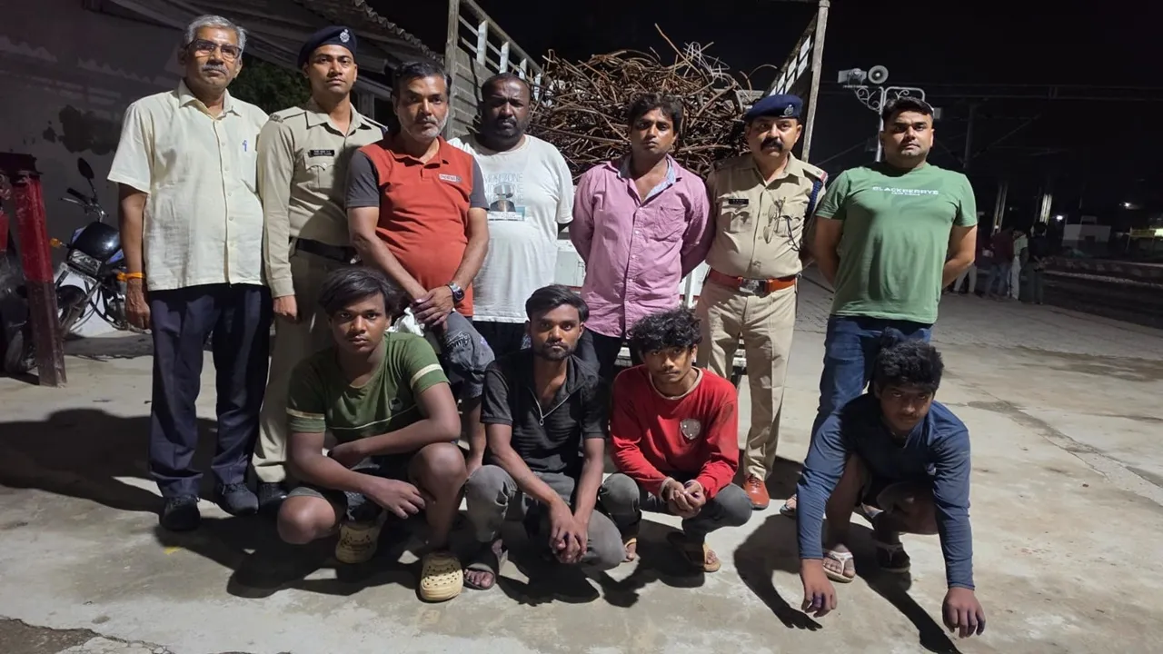 Barabanki News: रेलवे स्टेशन निर्माण में स्क्रैप चोरी का बड़ा खेल? एक पिकअप बरामदगी के बाद कई सवाल, जांच में फंस सकते हैं बड़े नाम