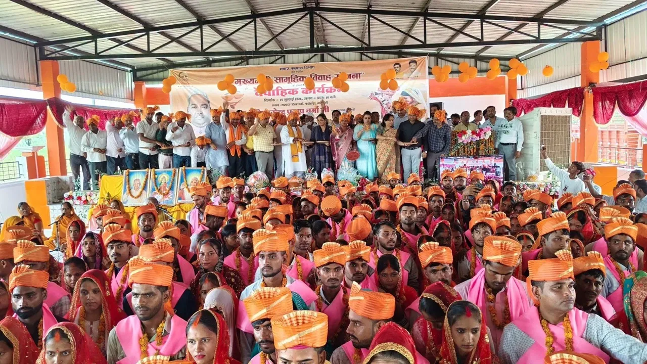 Barabanki News: फतेहपुर में आयोजित हुआ सामूहिक विवाह समारोह, विधायक साकेंद्र प्रताप वर्मा ने नवदंपतियों को दिया आशीर्वाद