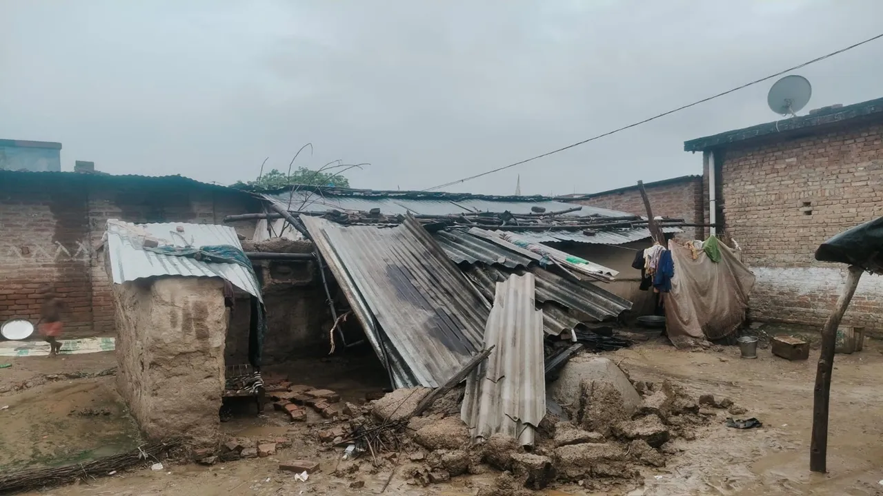 Bahraich News : लगातार बारिश से ढहे कच्चे मकान, आवास न मिलने से महिला हुई बेघर; कई परिवारों पर संकट