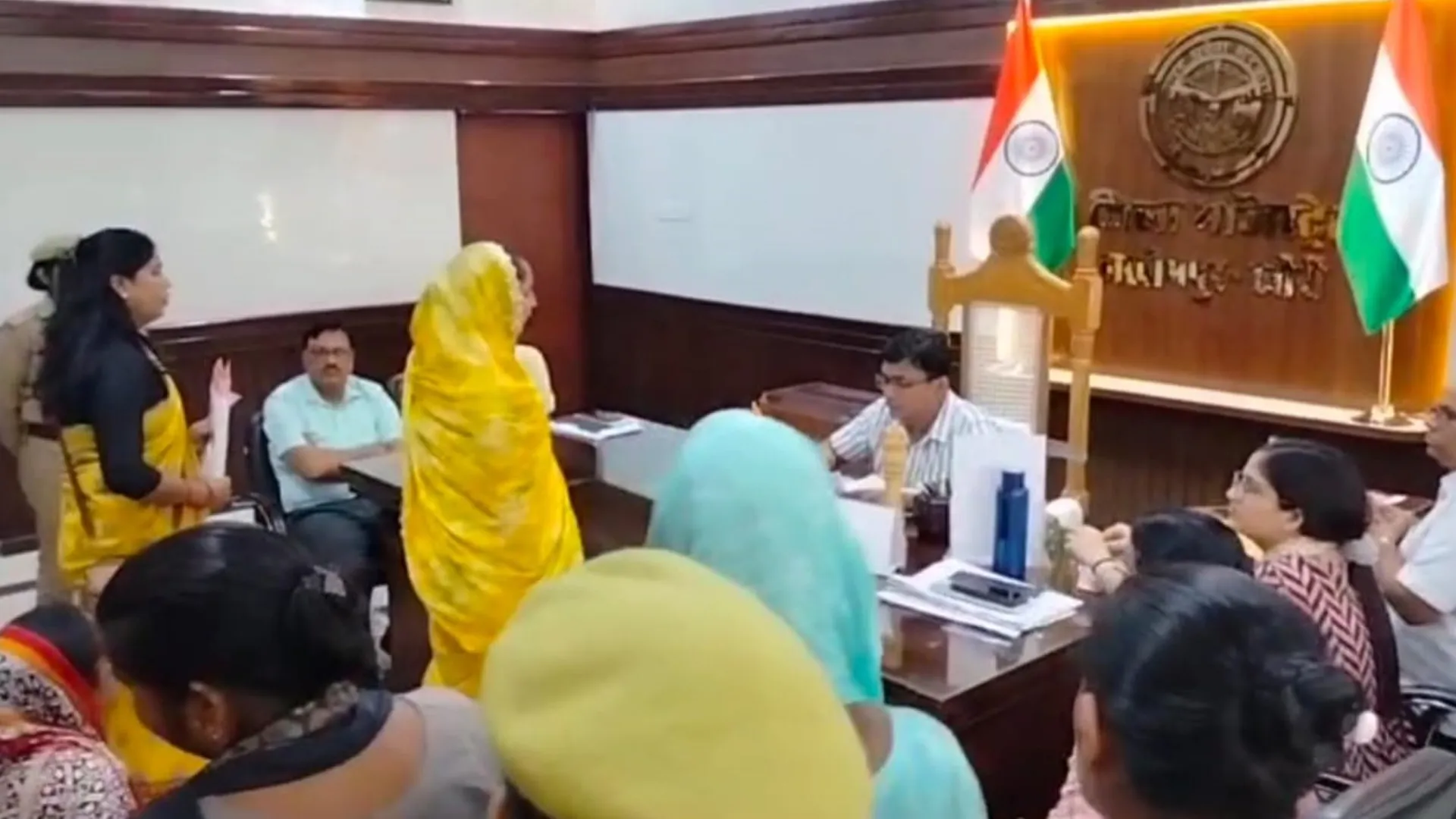 Lakhimpur Kheri News : चार करोड़ की हेराफेरी पर भड़कीं महिलाएं, डीएम कार्यालय पर तीन घंटे धरना