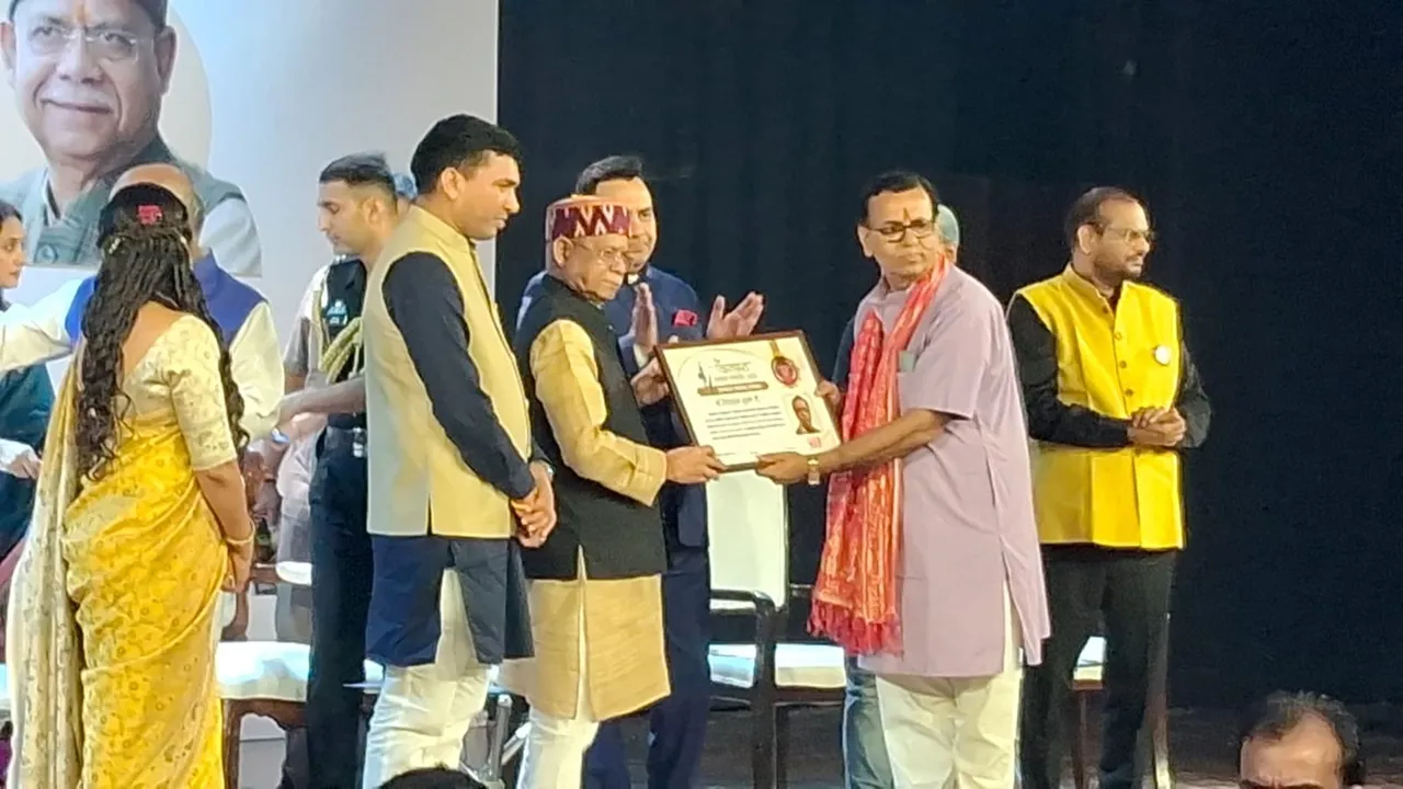 Gonda News: लोकगायक शिवपूजन शुक्ल को ‘वाग्धारा नवरत्न सम्मान-2026’, अवधी संस्कृति संरक्षण के लिए मिला सम्मान