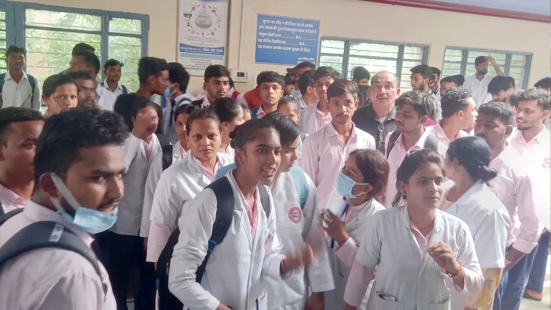 शाहजहांपुर मेडिकल कॉलेज बवाल : पैरामेडिकल छात्रा से मारपीट, डायलिसिस यूनिट बंद