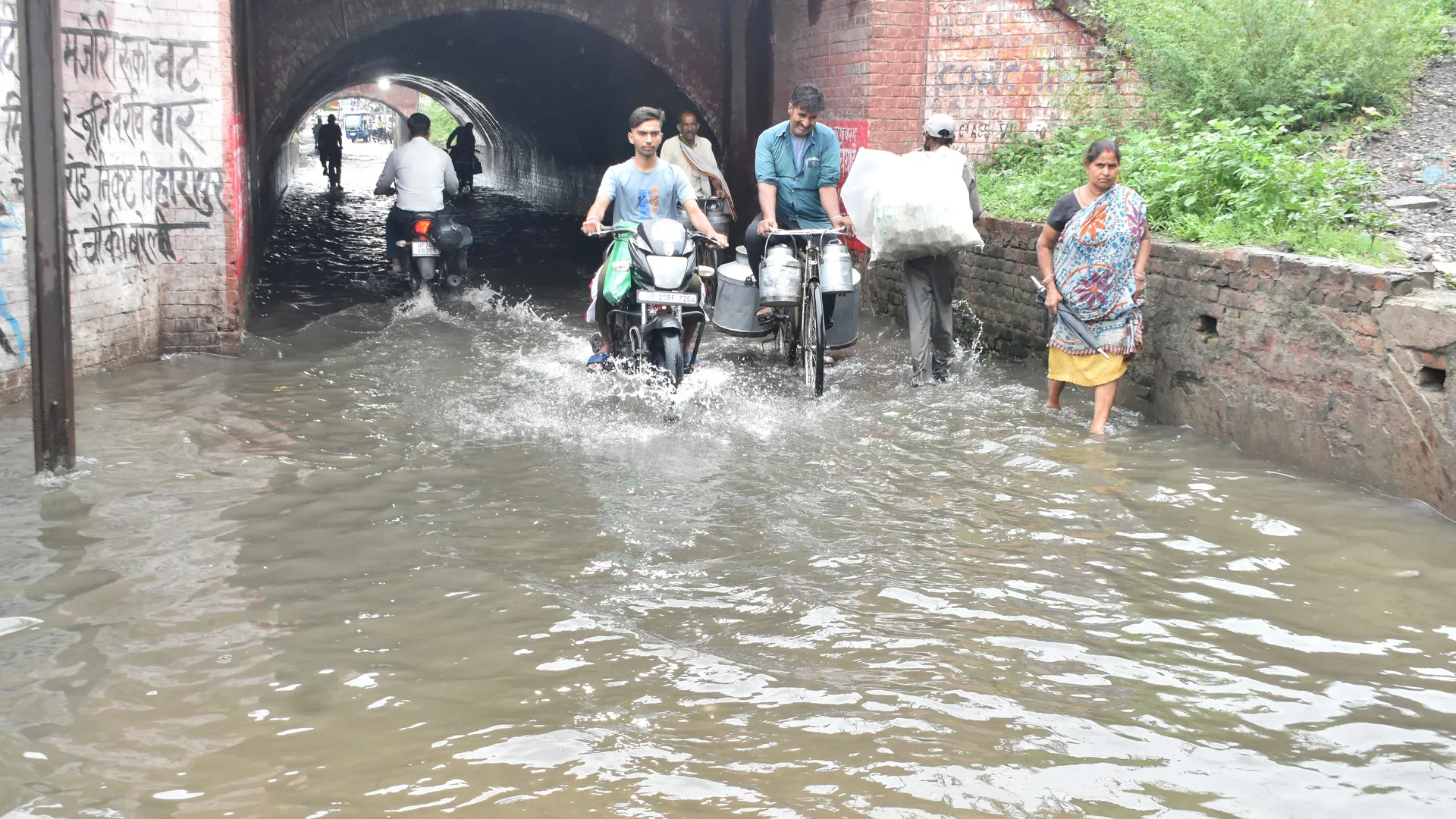 Bareilly News : चंद घंटे की बारिश ने खोली नगर निगम की पोल, जलभराव से सड़कें बनीं तालाब