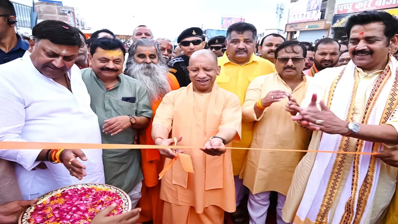 गोरखपुर के पहले 6 लेन फ्लाईओवर समेत 14 परियोजनाओं का CM ने किया लोकार्पण, कहा- आस्था पर प्रहार करने वाले आज दे रहे उपदेश