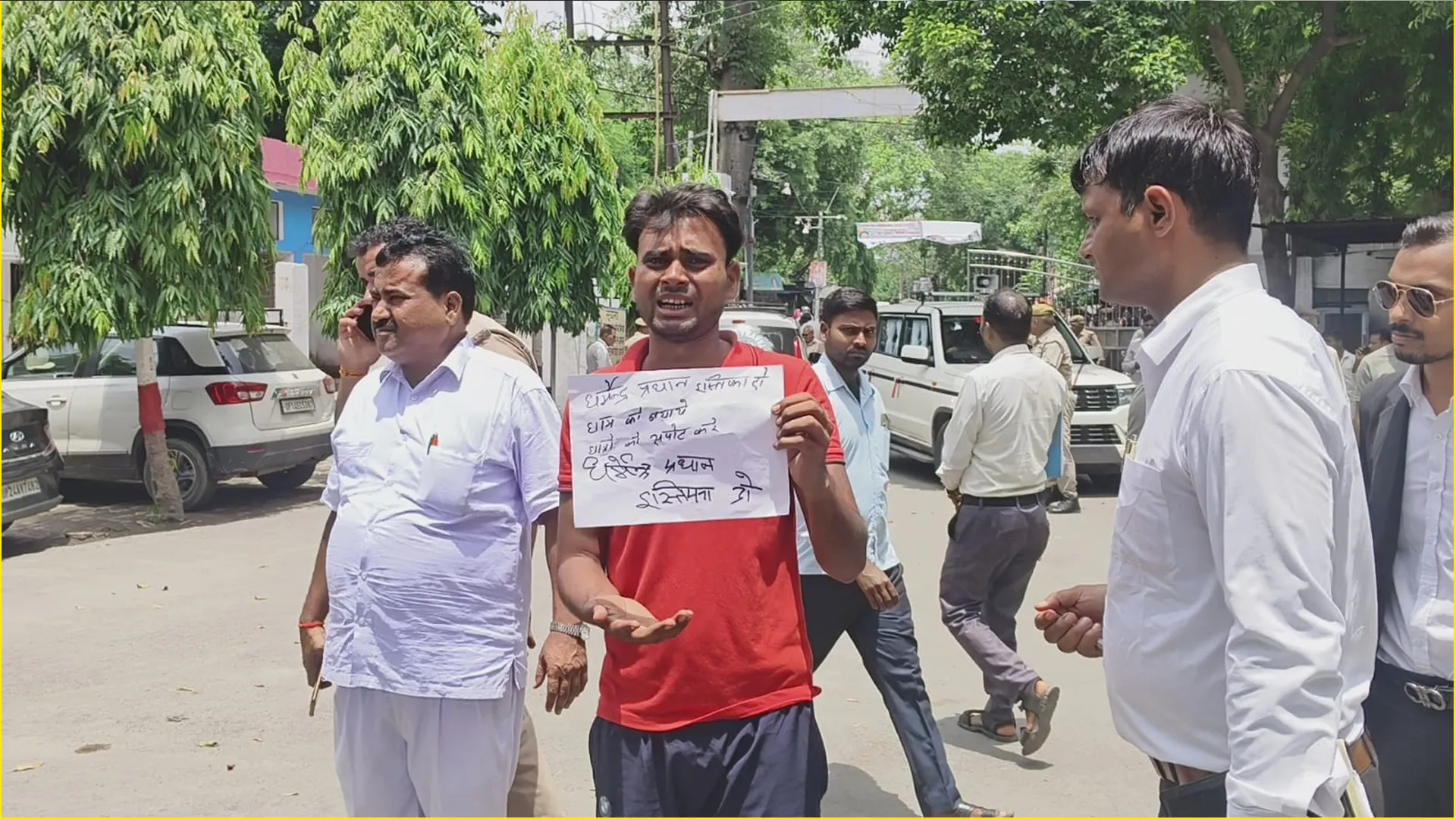 Bareilly News : जंतर-मंतर पर लाठीचार्ज के विरोध में कलेक्ट्रेट पहुंचा ऑटो चालक