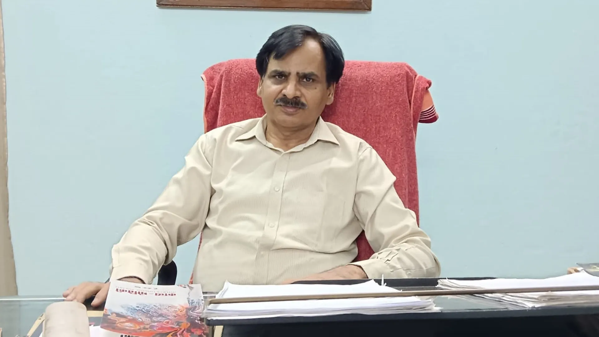 Bareilly News : फिजिक्स के प्रोफेसर ने लिख डाली ''काव्य भौतिकी''
