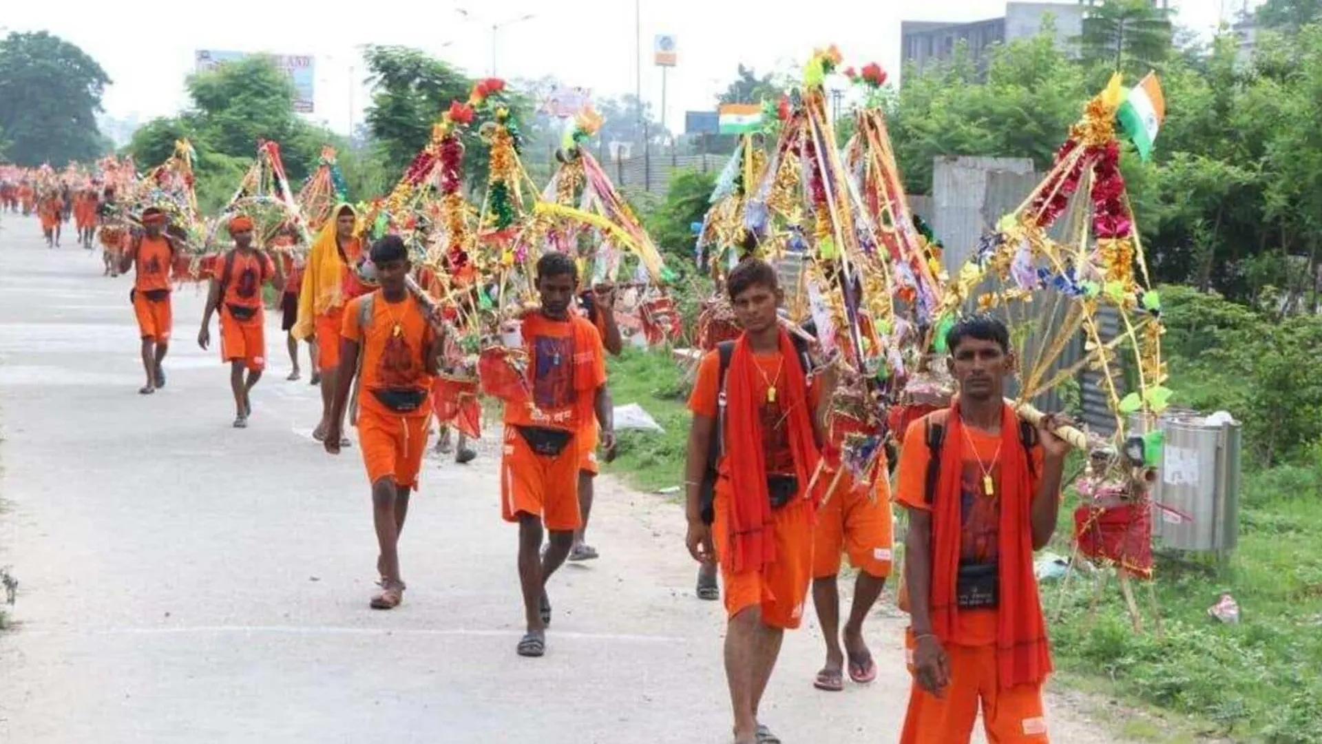 Bareilly News : कांवड़ियों के पैरों में न चुभें कंकड़, सड़कें देखने मेरठ से आए अफसर