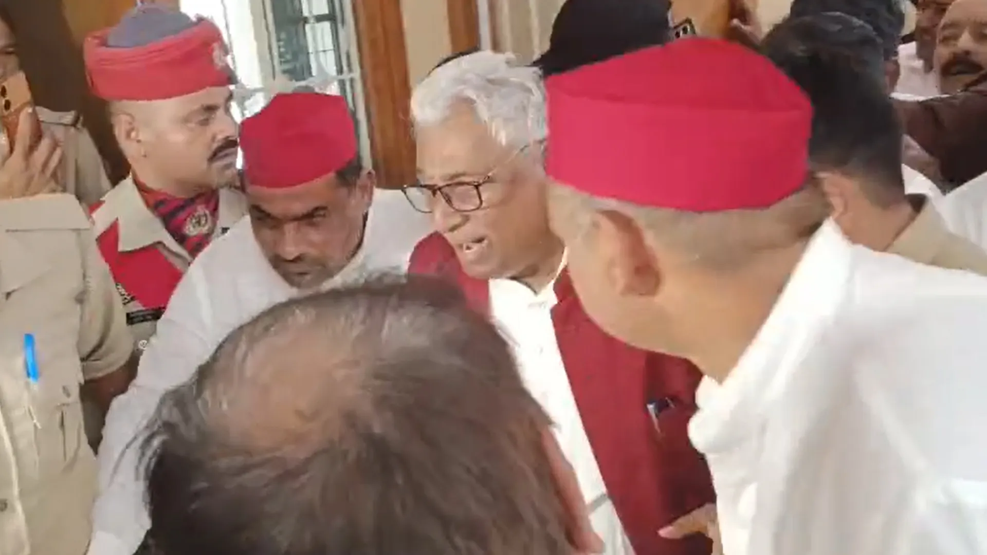 Rampur News : रामपुर पहुंचे नेता प्रतिपक्ष माता प्रसाद पांडेय, 'आजम खान की रिहाई' के गूंजे नारे; जौहर यूनिवर्सिटी पर आर-पार के मूड में सपा