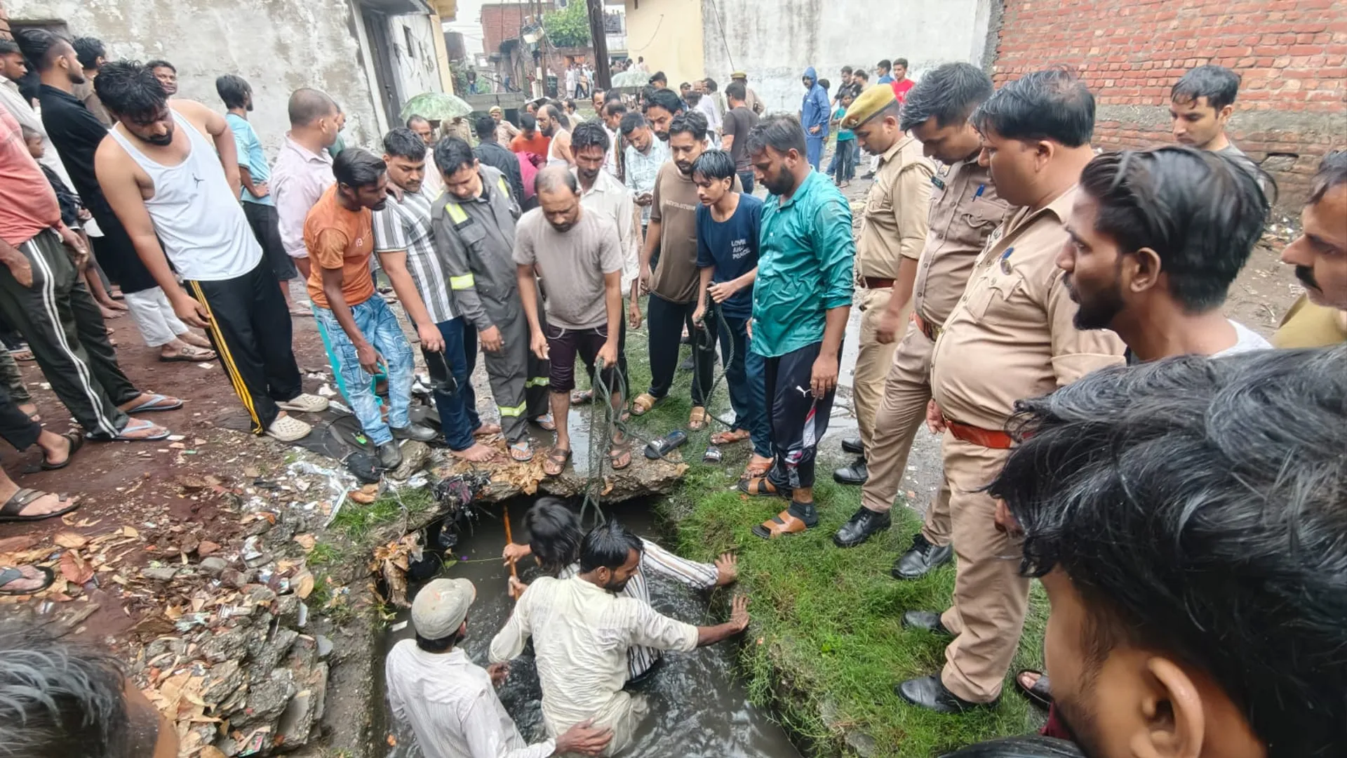 Rampur News : पालिका की लापरवाही, नाले में डूबा बालक, मचा कोहराम