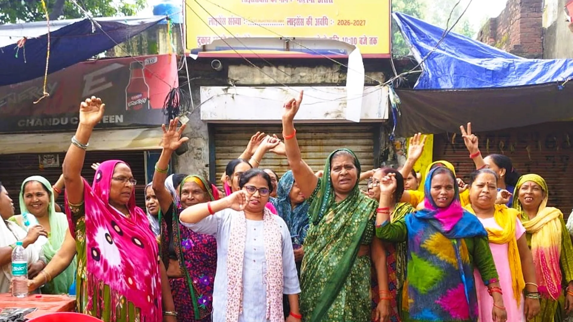 Moradabad News : एकता विहार कॉलोनी में शराब की दुकान बंद कराने के लिए सड़क पर उतरी महिलाएं, घंटों किया हंगामा