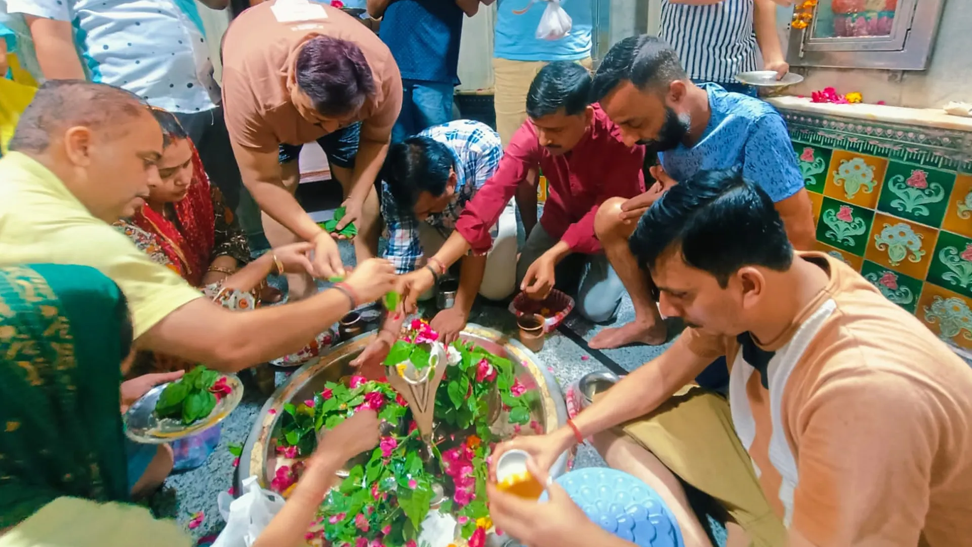 Shahjahanpur News : सावन के पहले दिन जय शिव शंकर के उदघोष गूंजे शिवालय-मंदिरों में उमड़े श्रद्धालु, किया जलाभिषेक