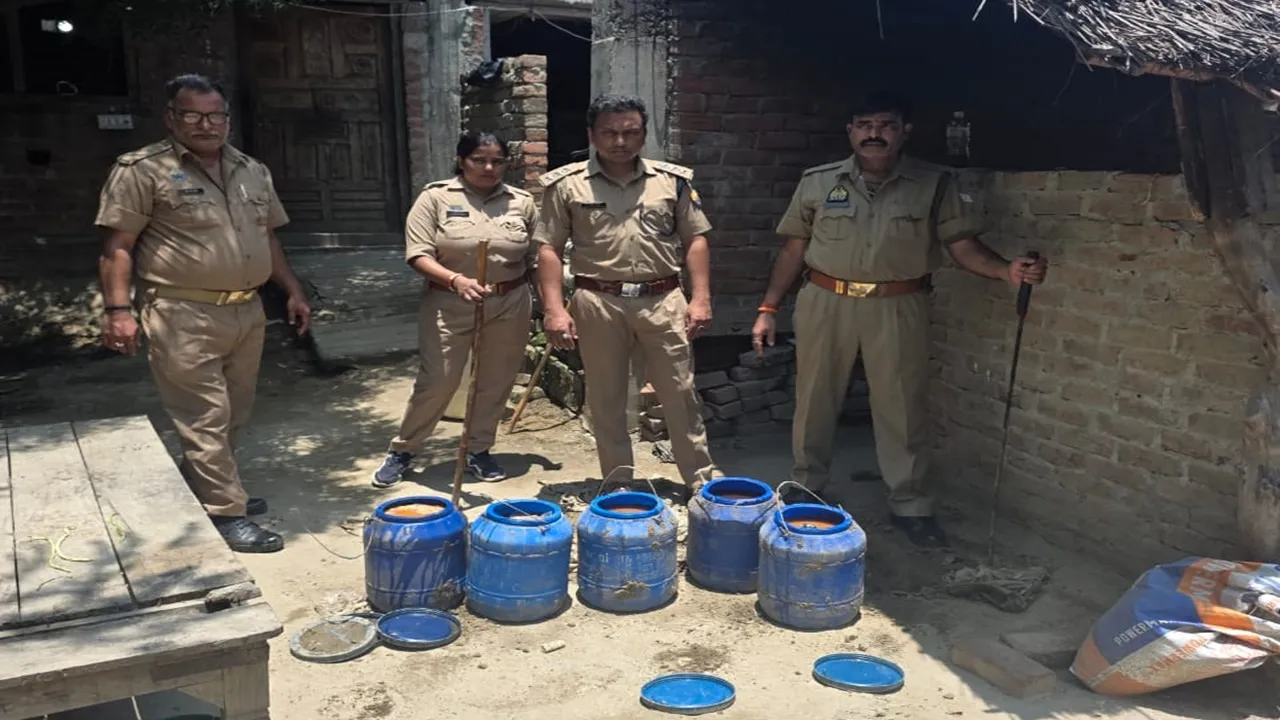 Barabanki News : रामनगर में आबकारी विभाग की बड़ी कार्रवाई, 40 लीटर कच्ची शराब बरामद, 200 किलो लहन नष्ट