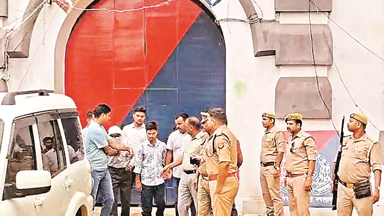 राम मंदिर चढ़ावा चोरी कांड : रमाशंकर के घर से मिला बैग, रुपये और अहम कागजात होने की आशंका; 14 घंटे तक चली पूछताछ