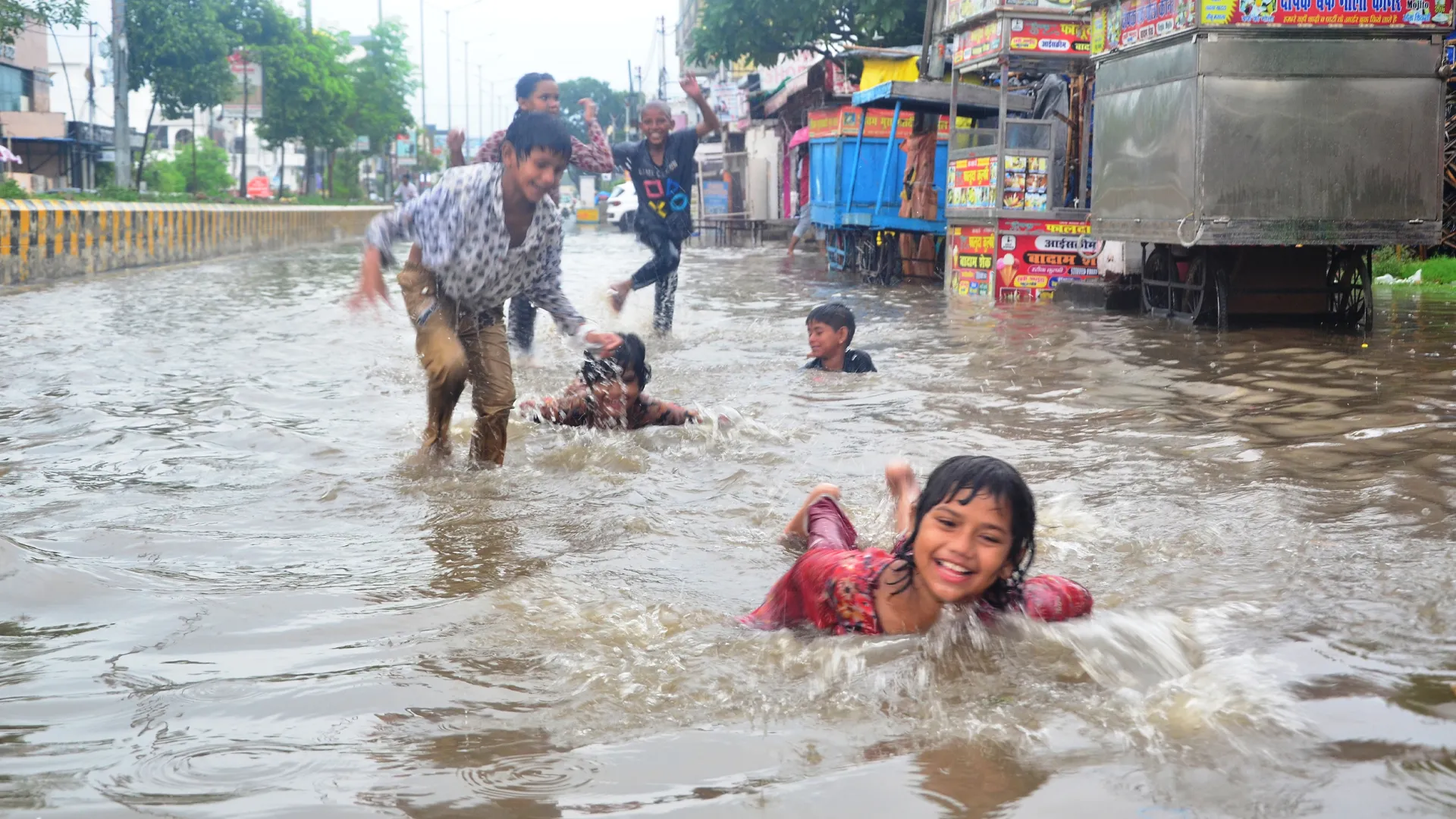 Bareilly News : यह है स्मार्ट सिटी...कागजों में चमके नाले, सड़कों पर तैरे दावे