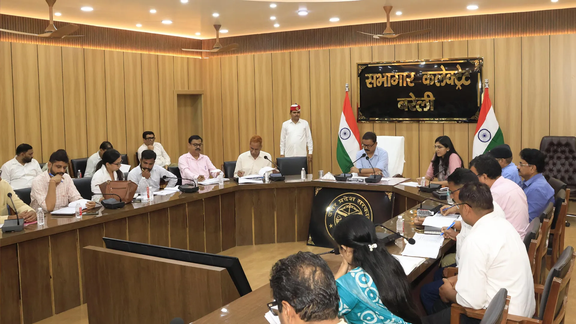 Bareilly News : राशन कार्डधारी महिलाओं को स्वयं सहायता समूहों से जोड़ने के निर्देश