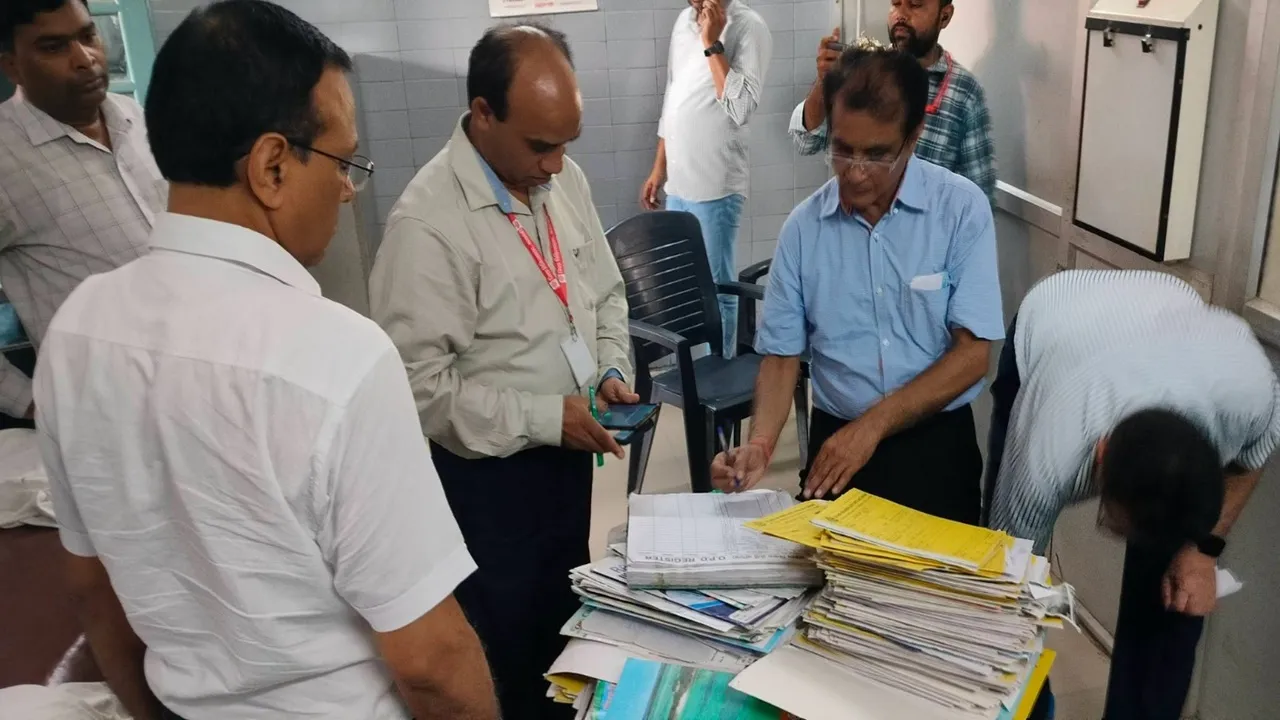 Barabanki News : निलंबित सर्जन डॉ. रोहित प्रसाद की अलमारी सील, कब्जे में लिए गए रिकॉर्ड, जानें पूरा मामला