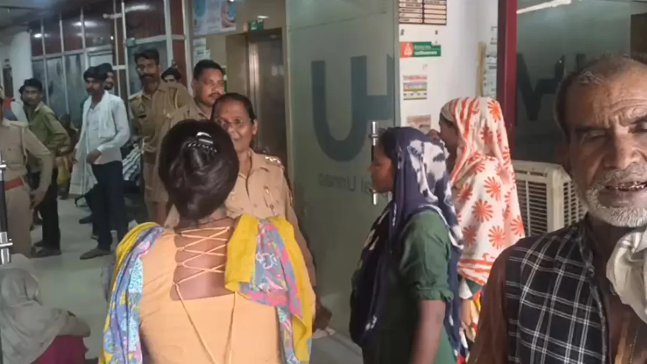 Unnao News : इलाज के नाम पर लाखों वसूले, हालत बिगड़ने पर मरीज को किया रेफर तो भड़के परिजन, सड़क पर लगाया जाम