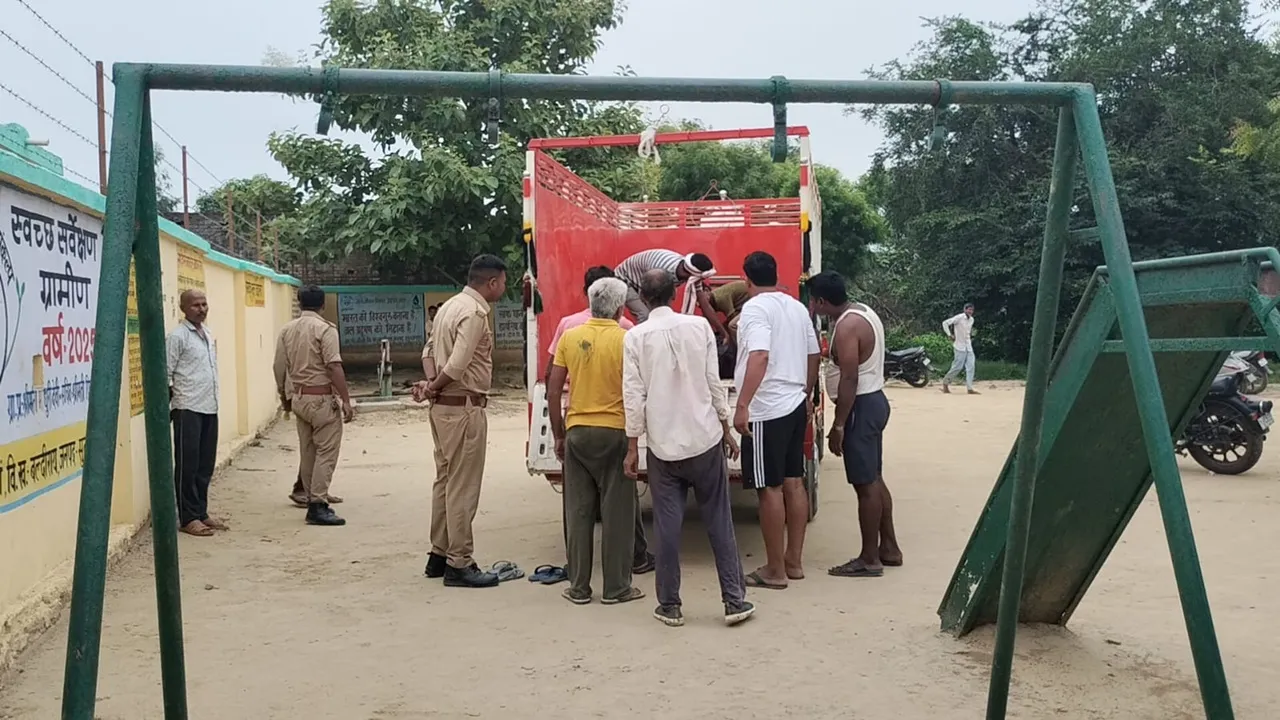 Sultanpur News : प्राथमिक विद्यालय परिसर में खेल उपकरण से लटका मिला अधेड़ का शव, पुलिस जांच में जुटी